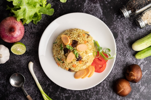 Khao pad, riz sauté thaï aux légumes et saucisse sur assiette