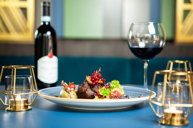 Assiette gastronomique de magret de canard sauce au vin rouge dans un restaurant de fine dining
