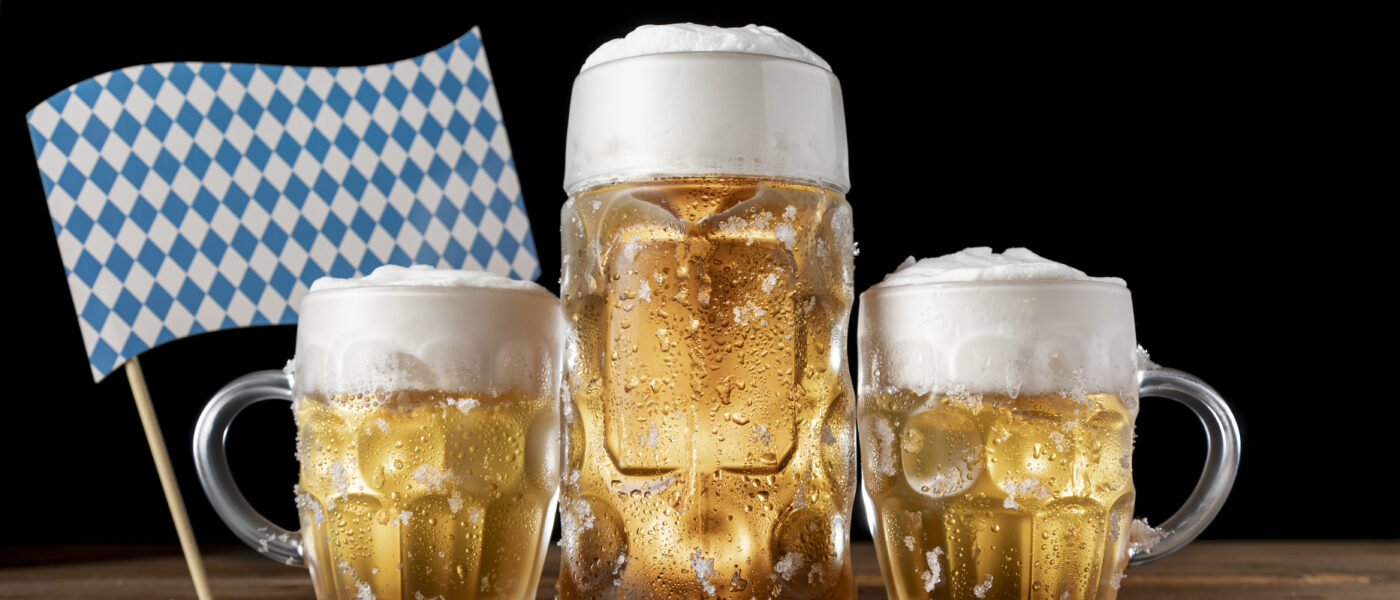 Chopes de bière et en-cas bavarois sur une table lors de l'Oktoberfest
