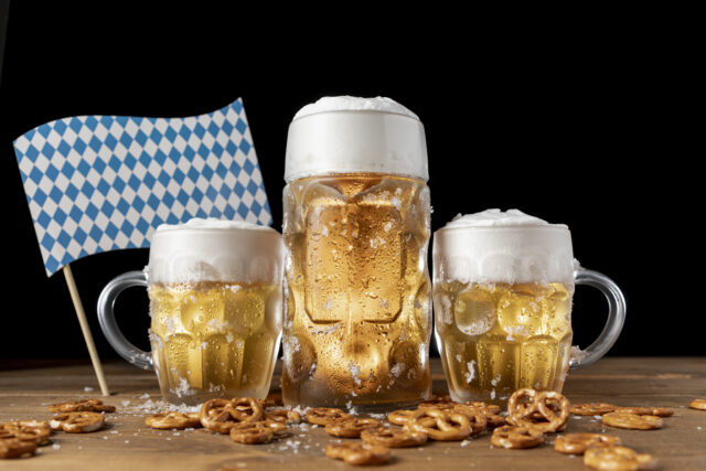 Chopes de bière et en-cas bavarois sur une table lors de l'Oktoberfest