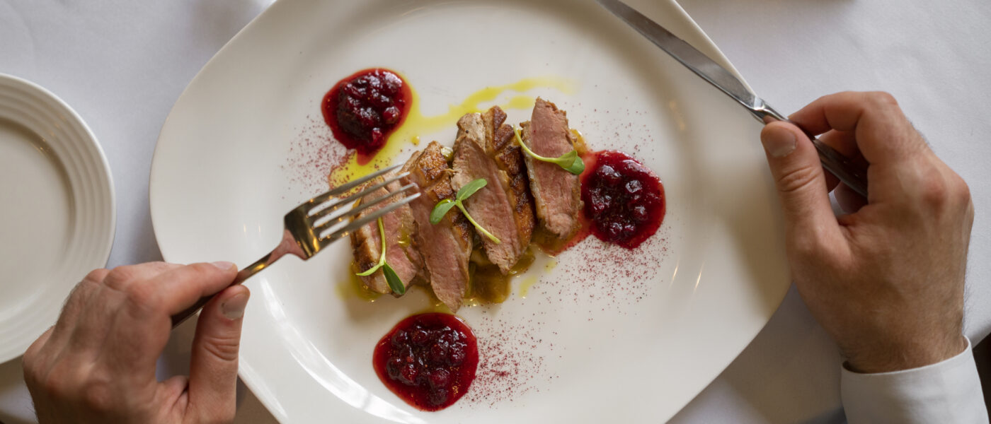 Plat de haute cuisine dressé avec soin dans un restaurant gastronomique
