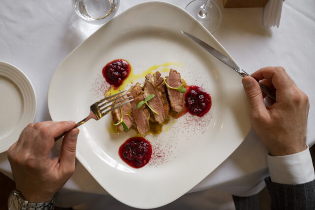 Plat de haute cuisine dressé avec soin dans un restaurant gastronomique