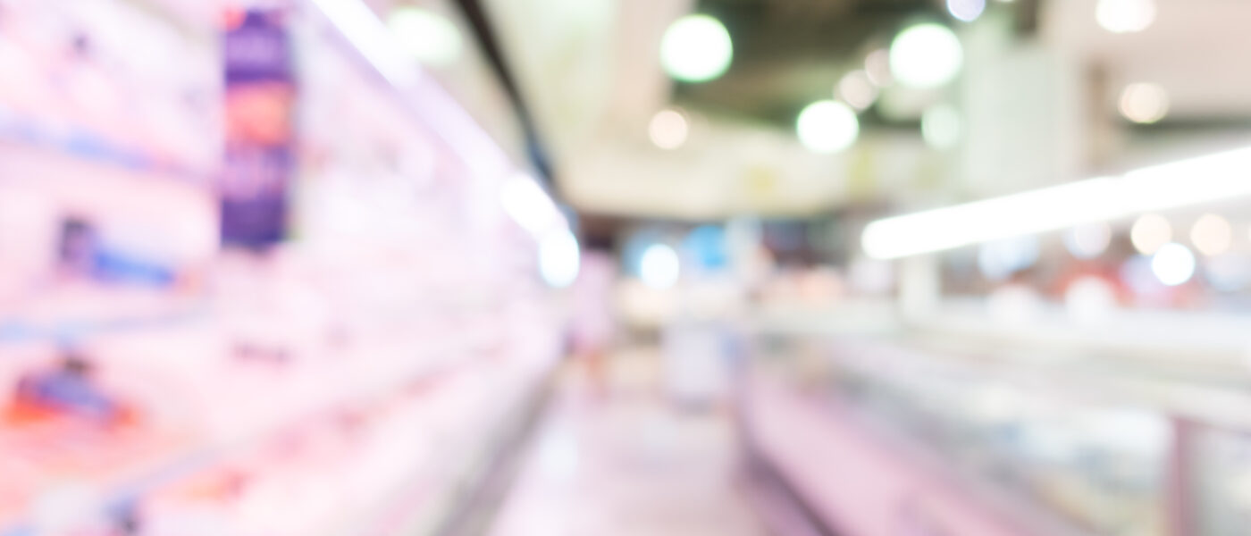 Allée de rayons réfrigérés dans un supermarché, sans personne visible
