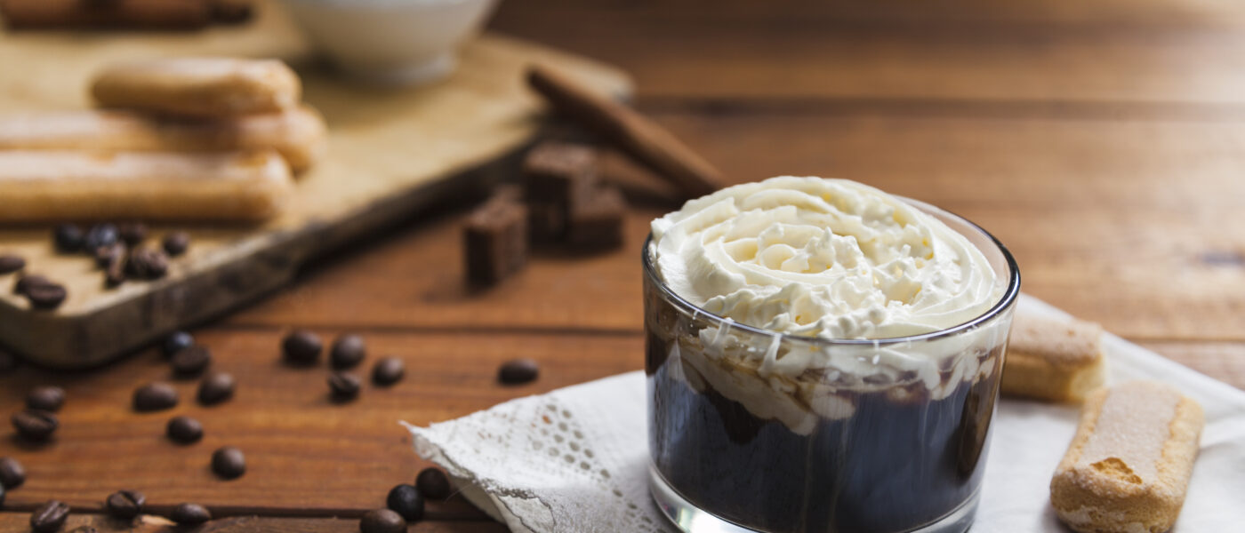 Dessert glacé arrosé d'espresso, façon affogato, servi dans un café