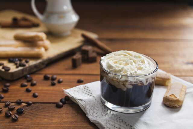 Dessert glacé arrosé d'espresso, façon affogato, servi dans un café