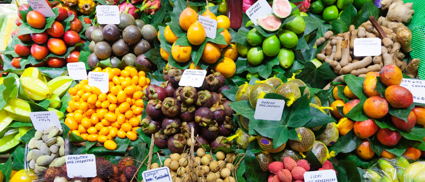 Étal de fruits exotiques et de baies tropicales présenté sur un comptoir, à l'image des produits mis en avant dans un salon de gastronomie ultramarine.