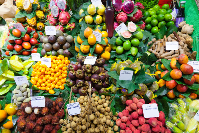 Étal de fruits exotiques et de baies tropicales présenté sur un comptoir, à l'image des produits mis en avant dans un salon de gastronomie ultramarine.