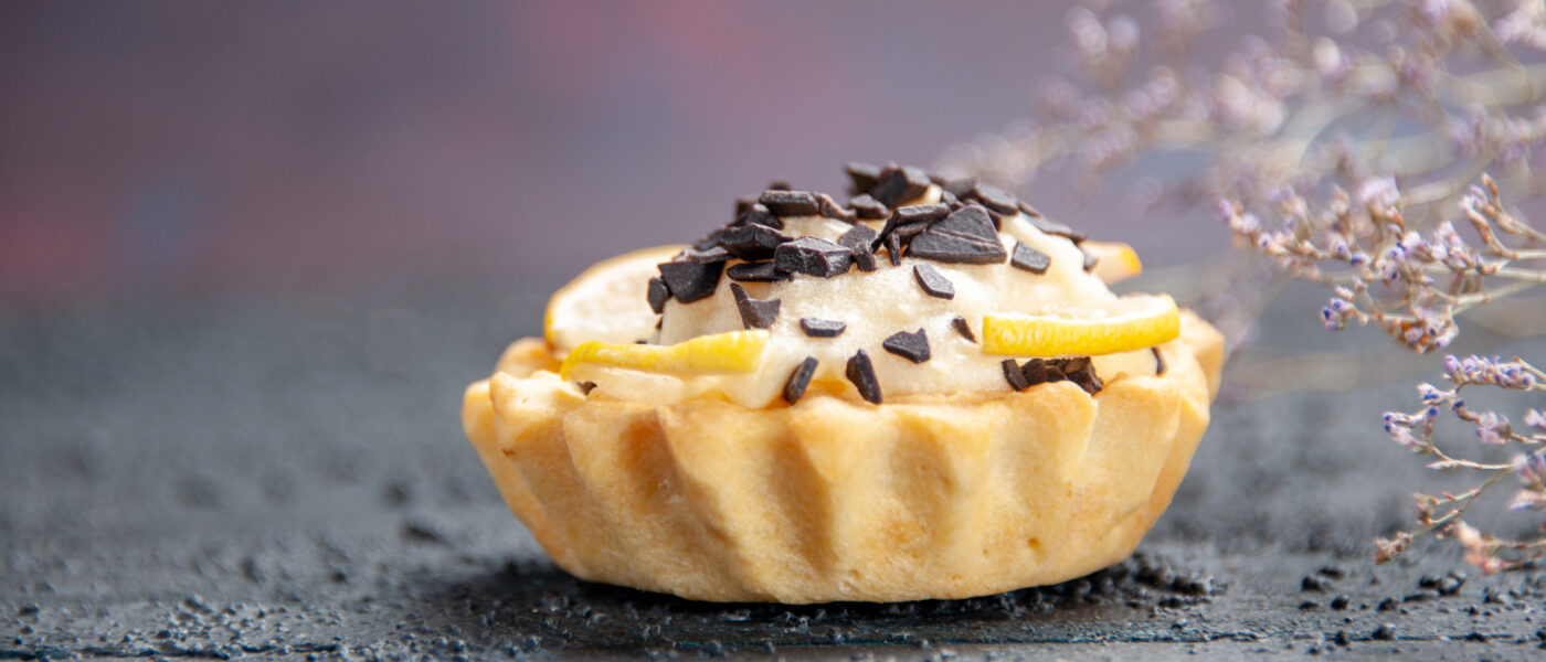 Tarte au citron vue de près, posée sur un fond sombre, sans personne visible